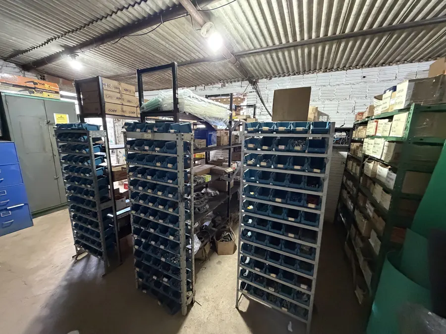 Prateleiras de peças da JS Eletrofrio com caixas organizadoras e caixas de peças Arco empilhadas